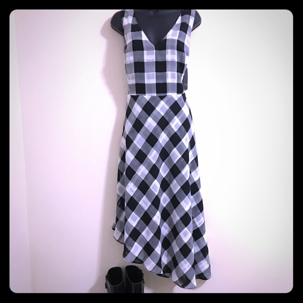 Beautiful V-Neck Dress With Plain Design